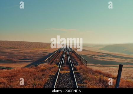 Eisenbahnbrücke durch die Landschaft Südrumäniens - warme Töne Stockfoto