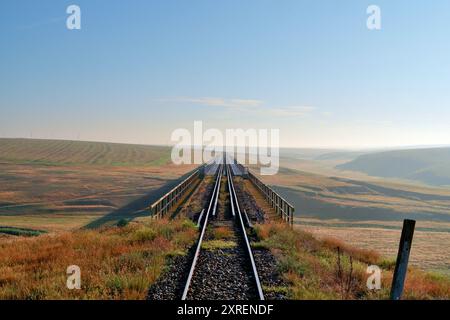 Eisenbahnbrücke durch die Landschaft Südrumäniens - lebhafte Farben Stockfoto