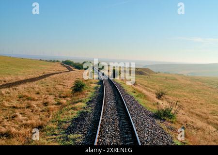 Eisenbahngleise durch die Landschaft Südrumäniens - lebhafte Farben Stockfoto