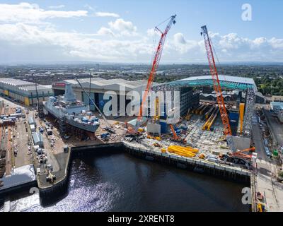 HMS Cardiff wird in der BAE Systems Werft am Fluss Clyde bei Govan in Glasgow, Schottland, Großbritannien, gebaut. Das Schiff wird in Kürze mit einem Lastkahn nach BE gebracht Stockfoto