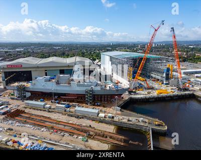 HMS Cardiff wird in der BAE Systems Werft am Fluss Clyde bei Govan in Glasgow, Schottland, Großbritannien, gebaut. Das Schiff wird in Kürze mit einem Lastkahn nach BE gebracht Stockfoto