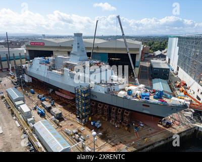 HMS Cardiff wird in der BAE Systems Werft am Fluss Clyde bei Govan in Glasgow, Schottland, Großbritannien, gebaut. Das Schiff wird in Kürze mit einem Lastkahn nach BE gebracht Stockfoto