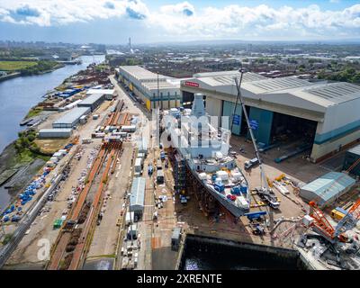 HMS Cardiff wird in der BAE Systems Werft am Fluss Clyde bei Govan in Glasgow, Schottland, Großbritannien, gebaut. Stockfoto