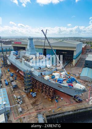 HMS Cardiff wird in der BAE Systems Werft am Fluss Clyde bei Govan in Glasgow, Schottland, Großbritannien, gebaut. Das Schiff wird in Kürze mit einem Lastkahn nach BE gebracht Stockfoto