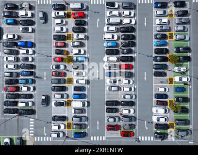 Aus der Vogelperspektive vieler Autos auf dem belebten Parkplatz in einem großen Einkaufszentrum in Glasgow, Schottland, Großbritannien Stockfoto