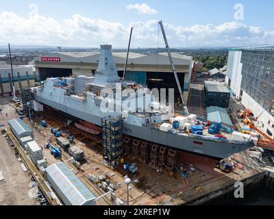 Glasgow, Schottland, Großbritannien. August 2024. HMS Cardiff steht kurz vor dem Abschluss des BAE Systems Werft am Fluss Clyde bei Govan in Glasgow, Schottland, Vereinigtes Königreich. Das Kriegsschiff wird in Kürze mit einem Lastkahn nach Glenmallan gebracht und dann in der benachbarten Scotstoun Werft ausgerüstet. Iain Masterton/Alamy Live News Stockfoto