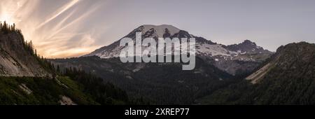 Panorama des Mount Rainier bei Sonnenuntergang von der Stevens Canyon Road im Mount Rainier National Park Stockfoto