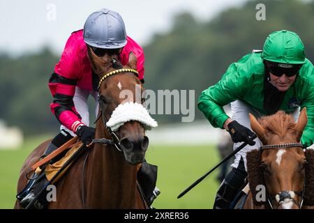 Ascot, Vereinigtes Königreich. Samstag, 10. August 2024. Ranch Hand und Jockey Hayley Turner gewinnen das zweite Rennen am Dubai Duty Free Shergar Cup Day auf der Ascot Racecourse, den Dubai Duty Free Shergar Cup Stayers, für das Ladies Team, Trainer Andrew Balding und Besitzer Kingsclere Racing Club. Credit JTW equine Images / Alamy Live News Stockfoto