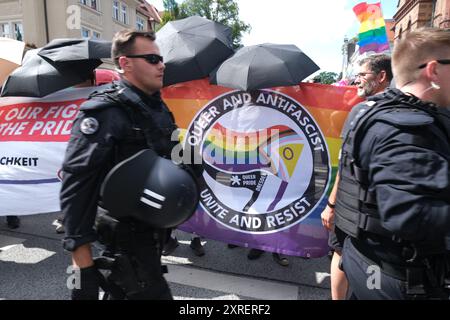 Bautzen, Deutschland. August 2024. Die Teilnehmer einer Demonstration zum Christopher Street Day (CSD) werden von Polizisten begleitet. In Bautzen findet eine Christopher Street Day (CSD)-Parade statt, die Abschlussparty nach der Parade wurde von den Organisatoren aufgrund möglicher Drohungen von Rechtsextremisten abgesagt. Quelle: Sebastian Willnow/dpa/Alamy Live News Stockfoto