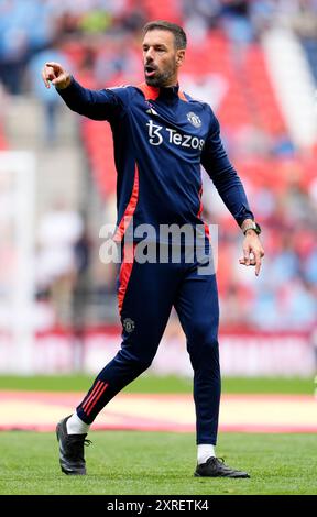 Manchester United Assistenztrainer Ruud van Nistelrooy während des Aufwärmens vor dem FA Community Shield Spiel im Wembley Stadium, London. Bilddatum: Samstag, 10. August 2024. Stockfoto