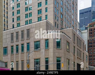 30 Park Place/27 Barclay Street, Tribeca, ist das Four Seasons Hotel and Residences, das von Robert A.M. Stern entworfen wurde und 2016 fertiggestellt wurde. Stockfoto