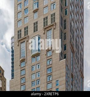 30 Park Place/27 Barclay Street, Tribeca, ist das Four Seasons Hotel and Residences, das von Robert A.M. Stern entworfen wurde und 2016 fertiggestellt wurde. Stockfoto