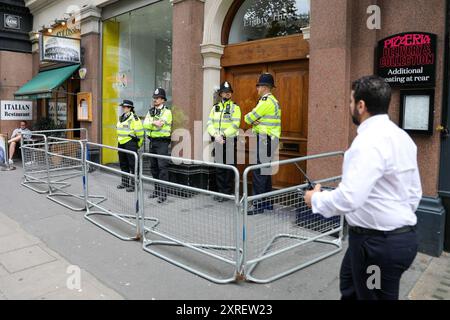 London, UK, 10. August 2024. Polizeibeamte stehen vor dem Hauptquartier der Reformpartei Wache vor einer Rallye Stop the extreme Right. Quelle: James Willoughby/Alamy Live News Stockfoto