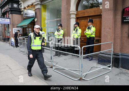 London, UK, 10. August 2024. Polizeibeamte stehen vor dem Hauptquartier der Reformpartei Wache vor einer Rallye Stop the extreme Right. Quelle: James Willoughby/Alamy Live News Stockfoto