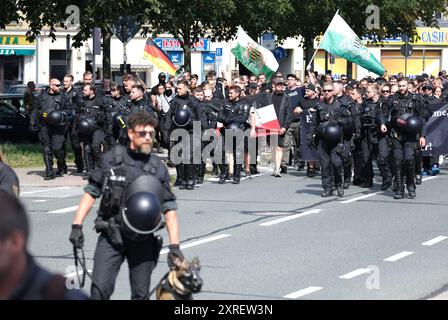 Bautzen, Deutschland. August 2024. Die Teilnehmer einer rechtsgerichteten Demonstration werden von Polizisten begleitet. In Bautzen findet eine Christopher Street Day (CSD)-Parade statt; die Abschlussparty nach der Parade wurde von den Organisatoren wegen möglicher Drohungen von Rechtsextremisten abgesagt. Quelle: Sebastian Willnow/dpa/Alamy Live News Stockfoto