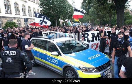 Bautzen, Deutschland. August 2024. Die Teilnehmer einer rechtsgerichteten Demonstration werden von Polizisten begleitet. In Bautzen findet eine Christopher Street Day (CSD)-Parade statt; die Abschlussparty nach der Parade wurde von den Organisatoren wegen möglicher Drohungen von Rechtsextremisten abgesagt. Quelle: Sebastian Willnow/dpa/Alamy Live News Stockfoto