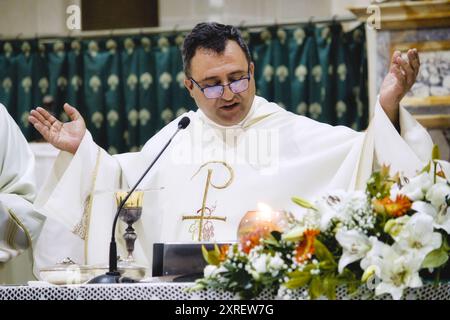 Ein weißer kaukasischer katholischer Priester überbringt Eucharistisches Gebet während einer Sonntagsmesse in einer Kirche Stockfoto