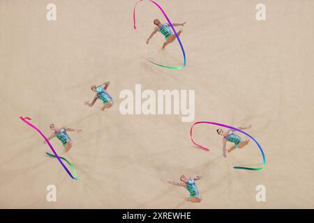 Paris, Frankreich. August 2024. Athleten des Teams France treten beim Gruppenfinale der rhythmischen Gymnastik bei den Olympischen Spielen 2024 in Paris, Frankreich, am 10. August 2024 an. Guo Yu/Xinhua/Alamy Live News Stockfoto