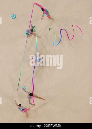 Paris, Frankreich. August 2024. Athleten des Teams France treten beim Gruppenfinale der rhythmischen Gymnastik bei den Olympischen Spielen 2024 in Paris, Frankreich, am 10. August 2024 an. Guo Yu/Xinhua/Alamy Live News Stockfoto