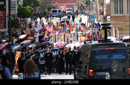 Bautzen, Deutschland. August 2024. Die Teilnehmer einer Christopher Street Day-Demonstration werden von Polizisten durch die Stadt begleitet. In Bautzen findet eine Christopher Street Day (CSD)-Parade statt, die Abschlussparty nach der Parade wurde von den Organisatoren aufgrund möglicher Drohungen von Rechtsextremisten abgesagt. Quelle: Sebastian Willnow/dpa/Alamy Live News Stockfoto