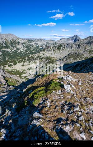 Foto der Sommerlandschaft des Pirin Mountains vom Banderitsa Pass. Stockfoto