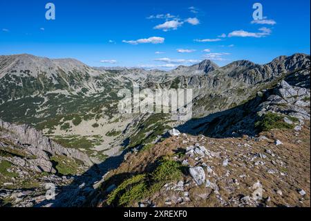 Foto der Sommerlandschaft des Pirin Mountains vom Banderitsa Pass. Stockfoto