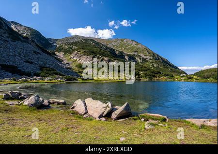 Sommerlandschaftsfoto des Pirin-Gebirges, Bulgarien. Blick auf den Muratovo-See. Stockfoto