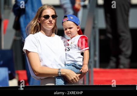 Rotterdam, Niederlande. August 2024. ROTTERDAM, NIEDERLANDE - 10. AUGUST: Fans und Fans von Feyenoord während des niederländischen Eredivisie-Spiels zwischen Feyenoord und Willem II im Stadion Feijenoord am 10. August 2024 in Rotterdam, Niederlande. (Foto von Hans van der Valk/Orange Pictures) Credit: Orange Pics BV/Alamy Live News Stockfoto