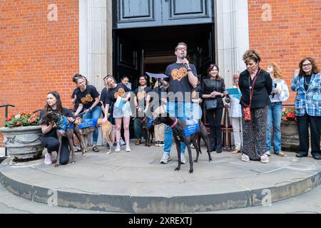 London, Großbritannien. August 2024. Bernadette Peters und Elaine Page veranstalten am 10. August 2024 West End Woofs (und Meows) mit Gästen und West End-Musicals in der St Paul’s Church, Covent Garden, London. Credit: Richard Lipman/Alamy Live News Stockfoto