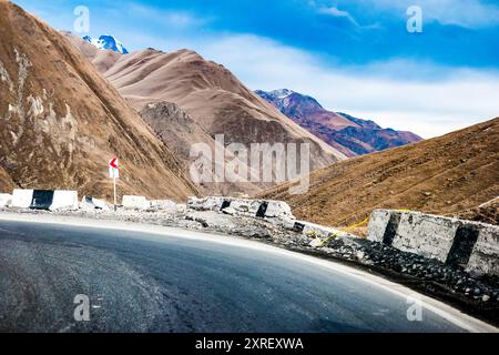 Landschaft mit Blick auf die gewundene Militärstraße in Georgia Stockfoto