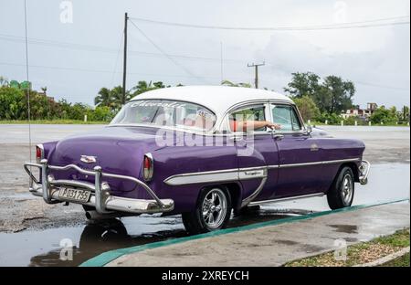 SANTA CRUZ DEL NORTE, KUBA - 29. AUGUST 2023: Lila Chevrolet Belair 1953 Oldtimer in Havanna, Kuba, bereit für die Touristenfahrt Stockfoto