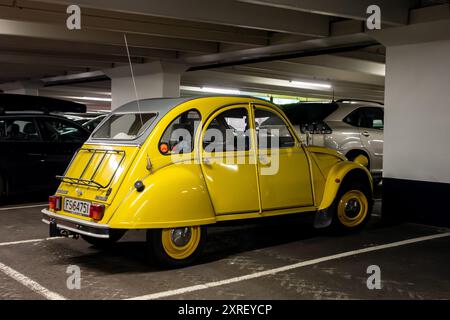 OSLO, NORWEGEN - 17. AUGUST 2016: Gelbes Citroen 2CV6 Vintage gar parkt in einer Tiefgarage Stockfoto