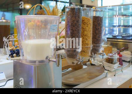 Frühstückseinrichtung mit Müslispender mit drei Fächern, die mit verschiedenen Müslisorten gefüllt sind. Stockfoto