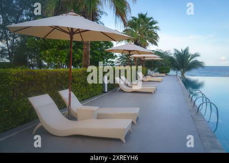 Garten mit Liegestühlen und Sitzbereich in der Nähe des Swimmingpools Stockfoto