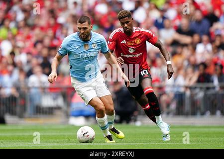 Marcus Rashford von Manchester United und Mateo Kovacic von Manchester City (links) kämpfen um den Ball beim FA Community Shield Spiel im Wembley Stadium in London. Bilddatum: Samstag, 10. August 2024. Stockfoto