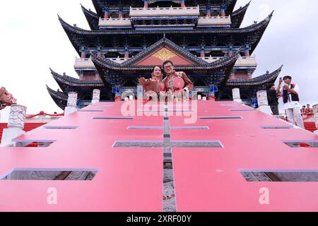 Kunming, chinesische Provinz Yunnan. August 2024. Ein Paar posiert für ein Foto während der Trauung in Baoshan, südwestchinesische Provinz Yunnan, 10. August 2024. ZUM THEMA „Across China: Destination Weddings Growing Popularität with Newlyweds“ Credit: Zhang Hongke/Xinhua/Alamy Live News Stockfoto