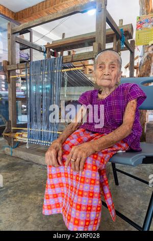 Magdalena Gamayo, eine Preisträgerin des National Living Treasure, die für ihre unabelhaften Stoffwebungen in Pinili, Ilocos Norte, Philippinen bekannt ist Stockfoto