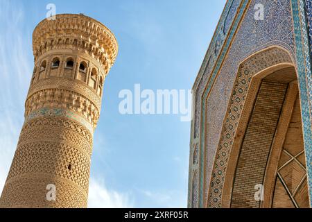 Ansicht von Kalan Minaret Emir und Alim Khan Madrasah von Po-i-Kalan (Poi Kalan) – Übersetzung: Im Namen von Allah Allmächtigen, der erschaffen hat Stockfoto