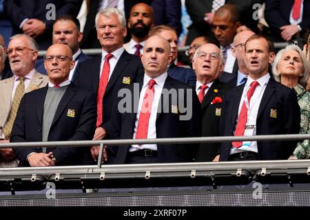 Dave Brailsford von Manchester United (links), Chief Executive Omar Berrada und Sportdirektor Dan Ashworth (rechts) während des FA Community Shield Matches im Wembley Stadium, London. Bilddatum: Samstag, 10. August 2024. Stockfoto