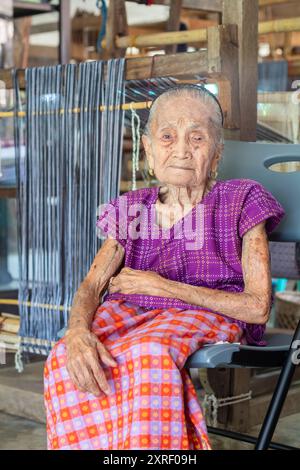 Magdalena Gamayo, eine Preisträgerin des National Living Treasure, die für ihre unabelhaften Stoffwebungen in Pinili, Ilocos Norte, Philippinen bekannt ist Stockfoto