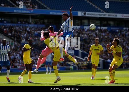 Joao Pedro von Brighton und Hove Albion mit Diego Conde von Villarreal und Raul Albiol während des Freundschaftsspiels vor der Saison im American Express Stadium in Brighton. Bilddatum: Samstag, 10. August 2024. Stockfoto