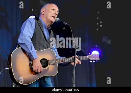 Der englische Comedian, Folk-Sänger und Gitarrist Richard Digance tritt live auf der Bühne der Cropedy Convention auf. Richard Digance ist ein ehemaliges Mitglied der britischen Folk-Band Pisces und unterstützte Jethro Tull, Steeleye Span, Tom Jones, Elkie Brooks, Supertramp und Joan Armatrading. Er arbeitete für BBC Radio und präsentierte seine Sendung „A Digence Insugence“, die sieben Jahre lang lief (Foto: Dawn Fletcher-Park / SOPA Images/SIPA USA) Stockfoto