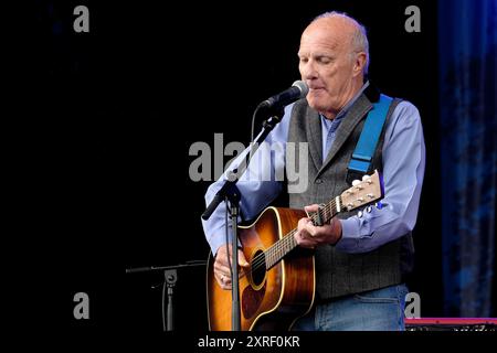 Der englische Comedian, Folk-Sänger und Gitarrist Richard Digance tritt live auf der Bühne der Cropedy Convention auf. Richard Digance ist ein ehemaliges Mitglied der britischen Folk-Band Pisces und unterstützte Jethro Tull, Steeleye Span, Tom Jones, Elkie Brooks, Supertramp und Joan Armatrading. Er arbeitete für BBC Radio und präsentierte seine Sendung „A Digence Insugence“, die sieben Jahre lang lief (Foto: Dawn Fletcher-Park / SOPA Images/SIPA USA) Stockfoto