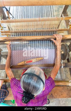 Magdalena Gamayo, eine Preisträgerin des National Living Treasure, die für ihre unabelhaften Stoffwebungen in Pinili, Ilocos Norte, Philippinen bekannt ist Stockfoto