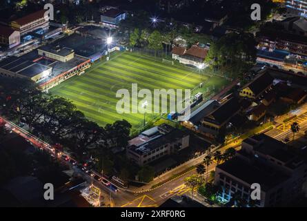 Ein Bild des Fußballfeldes der EV Arena Kelab Sultan Sulaiman bei Nacht. Stockfoto