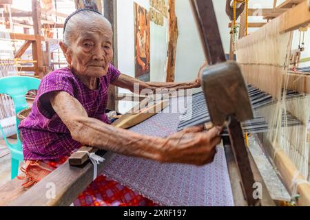 Magdalena Gamayo, eine Preisträgerin des National Living Treasure, die für ihre unabelhaften Stoffwebungen in Pinili, Ilocos Norte, Philippinen bekannt ist Stockfoto