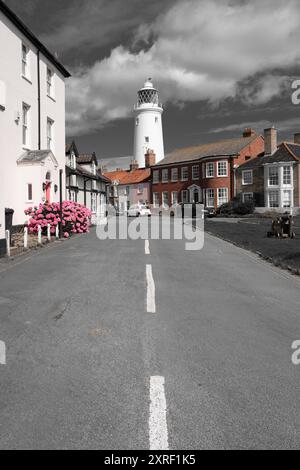 Teilweise entsättigtes Bild des Southwold Lighthouse in Suffolk. Traditioneller englischer Leuchtturm. Kanone. Fahnenmast. Am Meer. Küste. Alte Häuser. Stockfoto