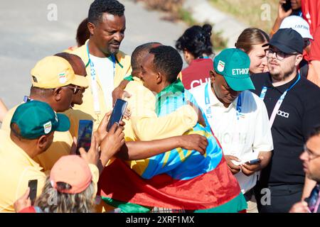 Paris, Frankreich. August 2024. Tamirat Tola von Etiopia gewinnt den Männer-Marathon am 15. Tag der Olympischen Spiele 2024 in Paris am 10. August 2024 in der Esplanade des Invalides. Quelle: Saolab/Alamy Live News Stockfoto