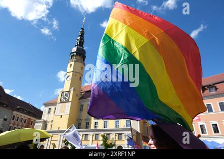 Bautzen, Deutschland. August 2024. Die Teilnehmer einer Christopher Street Day (CSD)-Demonstration halten eine Regenbogenfahne. In Bautzen findet eine Christopher Street Day (CSD)-Parade statt, die Abschlussparty nach der Parade wurde von den Organisatoren aufgrund möglicher Drohungen von Rechtsextremisten abgesagt. Quelle: Sebastian Willnow/dpa/Alamy Live News Stockfoto