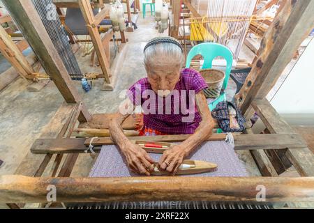 Magdalena Gamayo, eine Preisträgerin des National Living Treasure, die für ihre unabelhaften Stoffwebungen in Pinili, Ilocos Norte, Philippinen bekannt ist Stockfoto